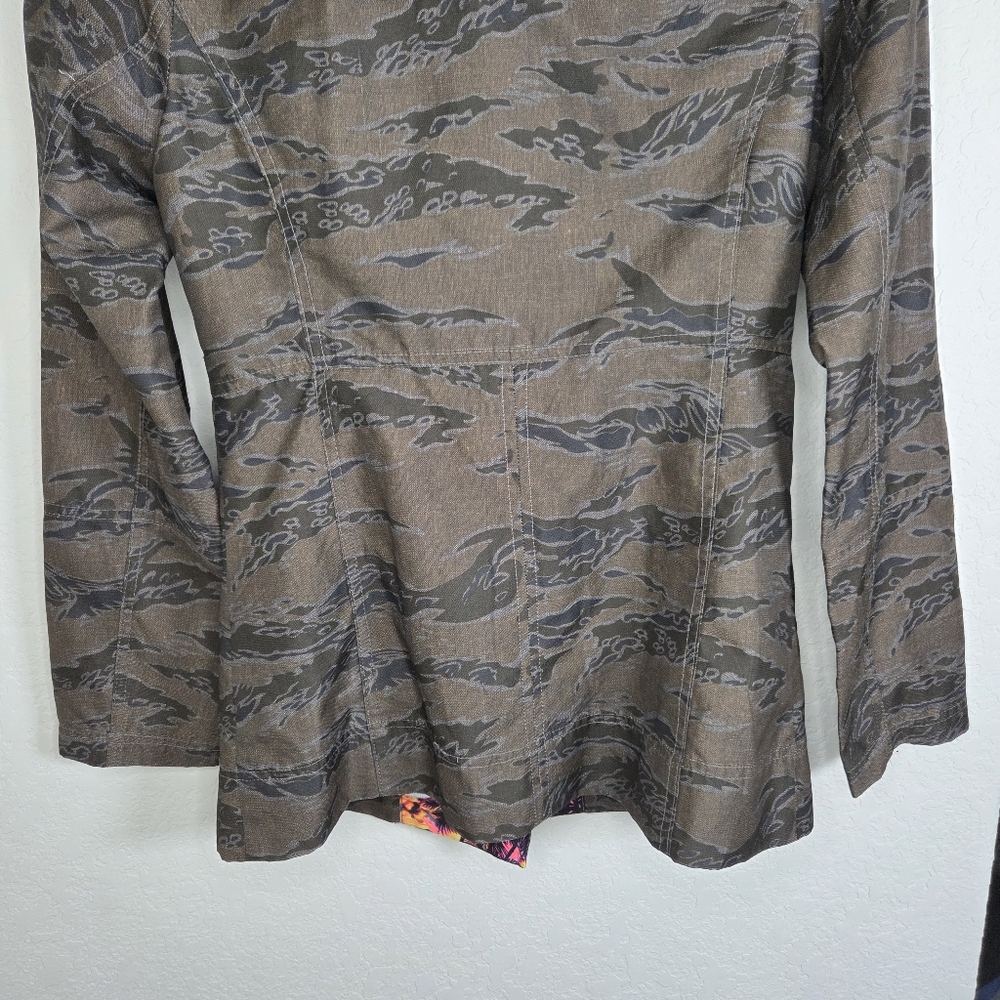 Hurley Camo Lightweight Utility Jacket With Colorful Tropical Trim Size Small - Picture 11 of 16